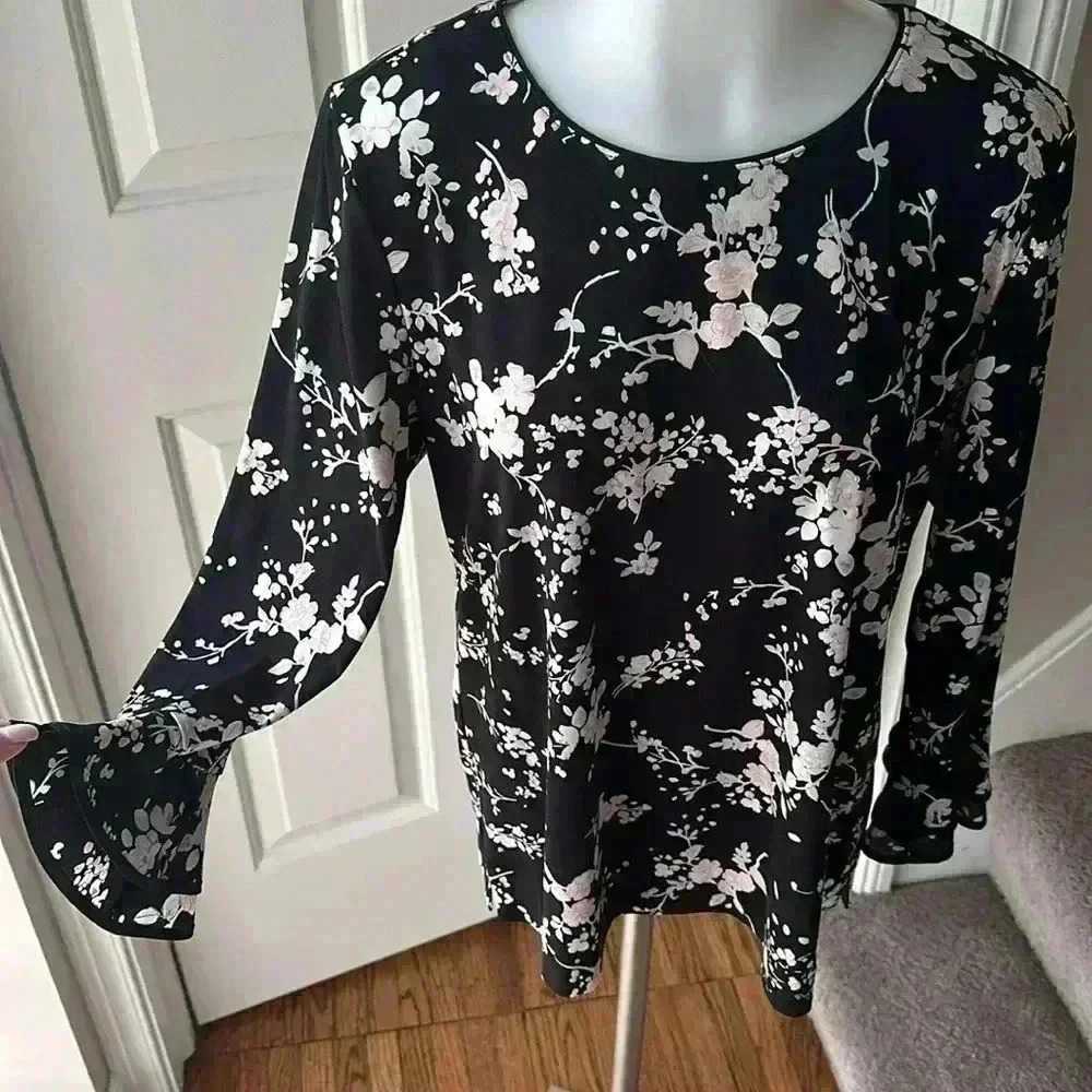 Size M Karl Lagerfeld flower blouse - Picture 2 of 6